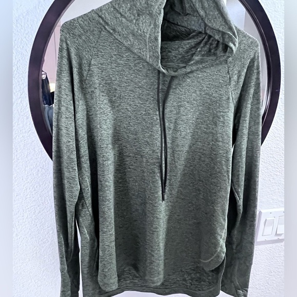 Athleta Pull over women’s size Med EUC - Picture 4 of 4